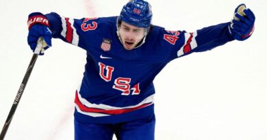 Hochul relaxes NY liquor laws during US-Canada hockey gold medal game