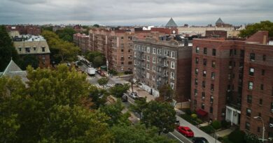 Elderly couple fatally stabbed in Queens apartment; no arrests, reports say Elderly couple fatally stabbed inside Queens apartment, no arrests made as investigation continues: