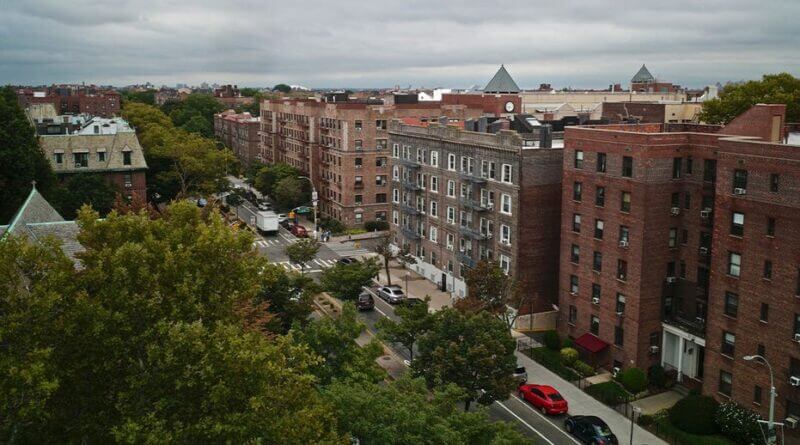 Elderly couple fatally stabbed in Queens apartment; no arrests, reports say Elderly couple fatally stabbed inside Queens apartment, no arrests made as investigation continues: