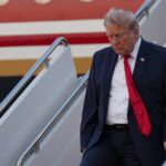 Air Force One 757 shows new paint scheme, pool report says Air Force One features new color scheme