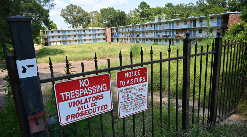 Power is shut off at Jackson apartment complex, prompting city and community to step in