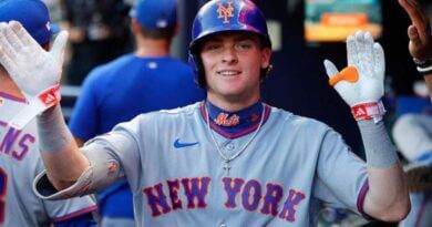 Royals commit three errors on one play, Mets take early 3-0 lead Royals implode with 3 errors as Mets' Carson Benge scores Little League home run to open game vs KC