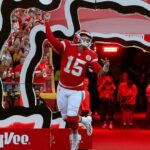 Patrick Mahomes scores 15-yard touchdown on Chiefs' opening drive, returns from serious left-knee injury Patrick Mahomes answers troubling questions about his serious knee injury on first drive of the Chie